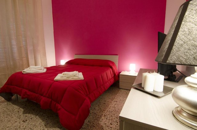 Letto matrimoniale della camera Premium con copriletto corallo