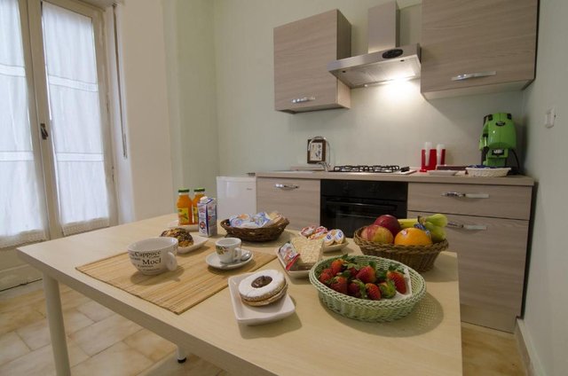 La cucina del B&B allestita per la colazione